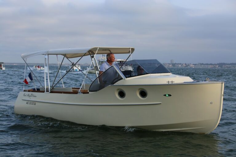 Ecoboats-arcachon-33120-700-tender-cabine-vente-location-bateaux3